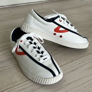 Tretorn white canvas tennis shoes